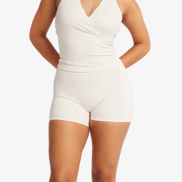 CSB Form Invisible Scrunch 4” Short Vanilla - Medium - Picture 1 of 10